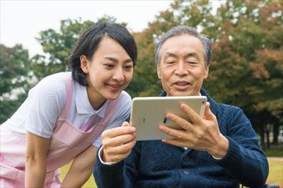 日常のお出かけや趣味・娯楽まで充実した生活をサポート！介護保険外サービスの活用方法